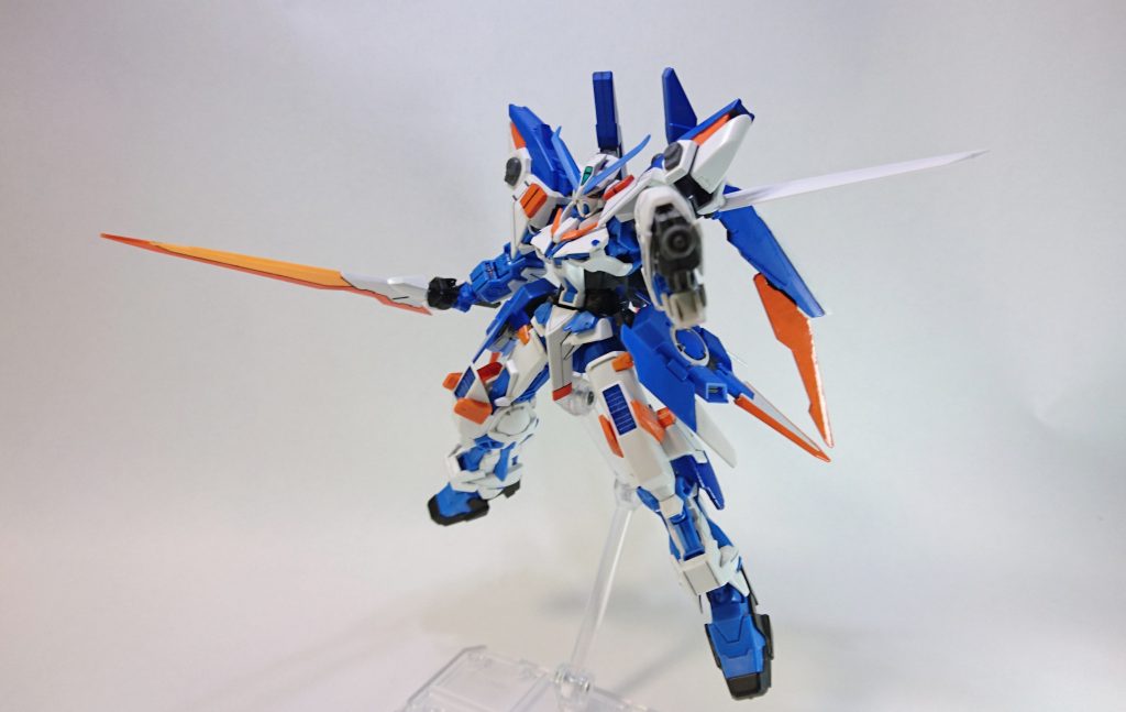 カラーリングはブルーフレームセカンドをまるまる意識しています。
ガンダムマーカーのブルーと水性ホビーカラーのオレンジで部分塗装です。
水性塗料もほぼ使ったことがなく初挑戦に近いです。