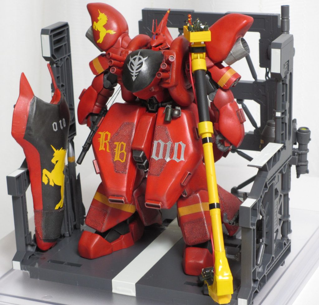 腹の前面装甲にスモークグレネードとハンドグレネードを装備させました。
肩のバーニアは緊急回避時にアフターバーナーを噴射します（笑