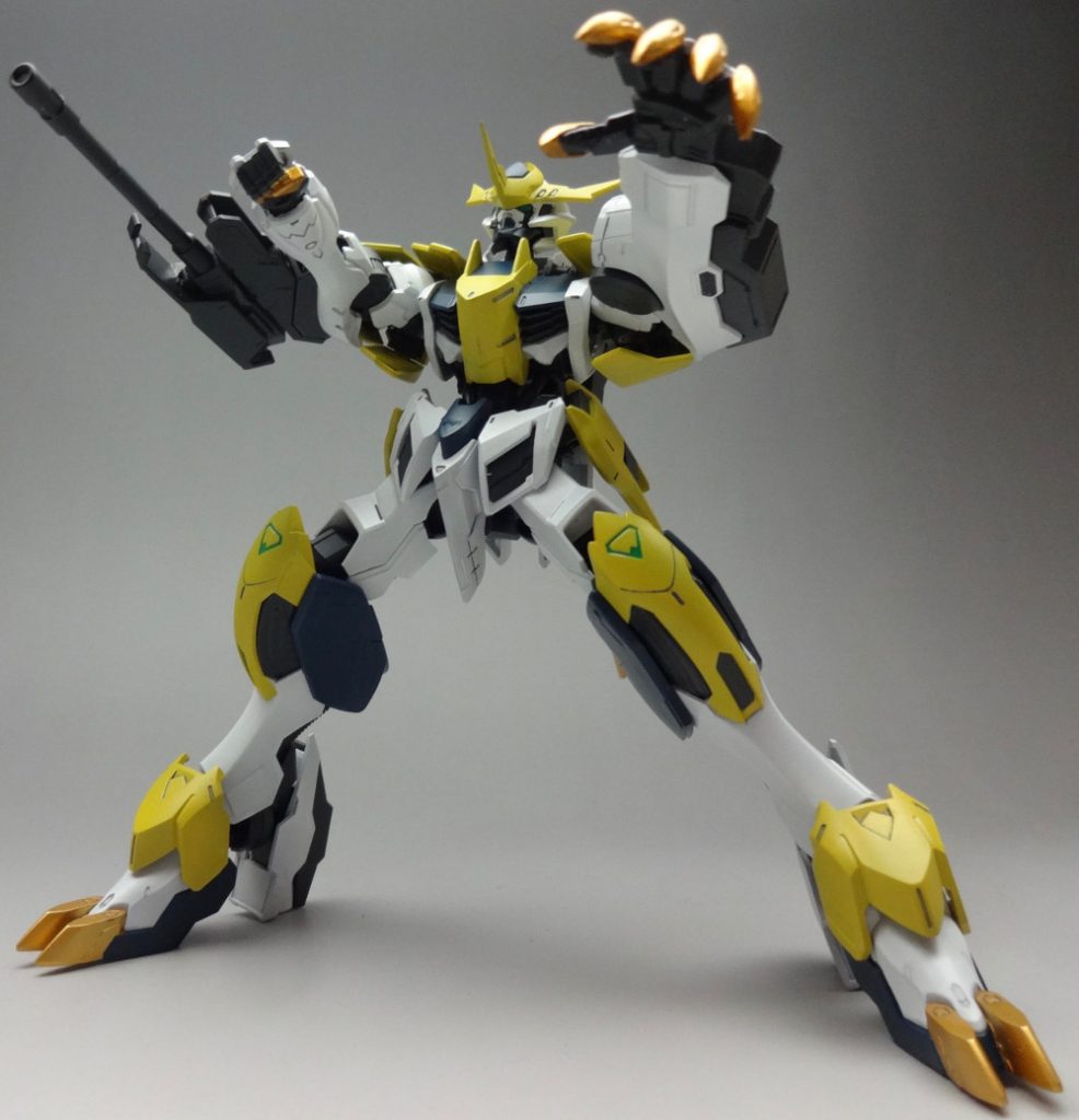 頭部アンテナはもちろん団長へのリスペクト。
腕部を左右非対称にしたのは、三日月の体で感覚が残り続けたのが左というのも込めています。
が、根本的にはズバリ趣味です(笑)