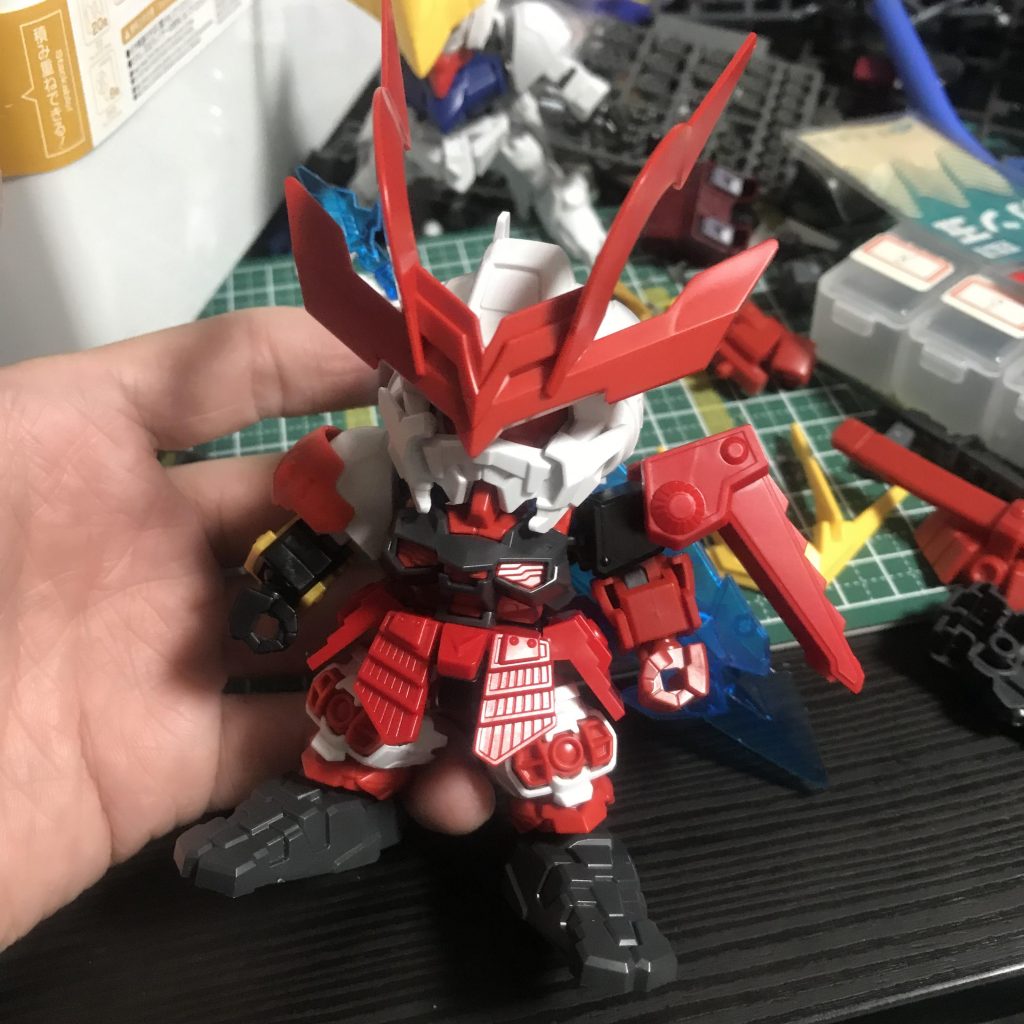 最初の段階では大剣背負ってました！