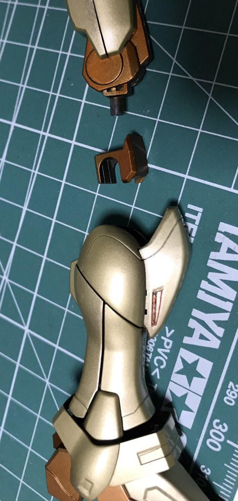 膝のパーツ構成を写真のようにしているので膝での回転軸があり
ゴッド特有の動きが出来るようにしてます(๑>◡<๑)