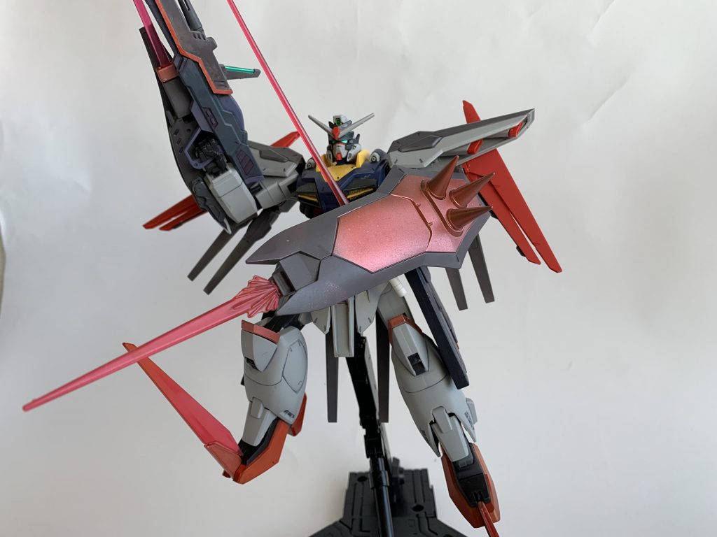 アブソリュートプロヴィデンスインファイトモード
たとえドラグーンもくぐり抜けられ、翼もドラグーンバックパックも壊された際に展開する超近接戦闘用形態。
腰のビームサーベルに脚部にはカオスのビームクロー、改造シールド、元のプロヴィデンスから付属する大型ビームサーベルの最大5刀流で近づくいかなる敵とも渡り合い、斬り捨てる。