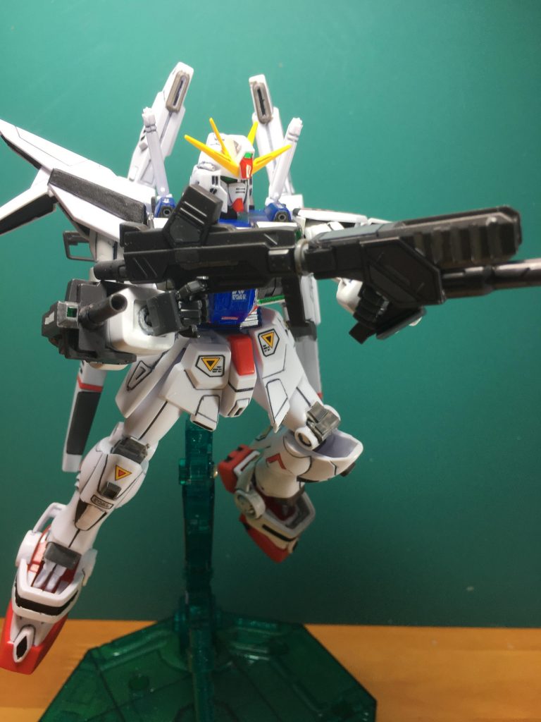 右腕のグレネードランチャーは後端にビルダーズパーツHD「MSサイトレンズ01」を接着しています。またライフルにつけるランチャーもグリップを後ハメ加工しました。