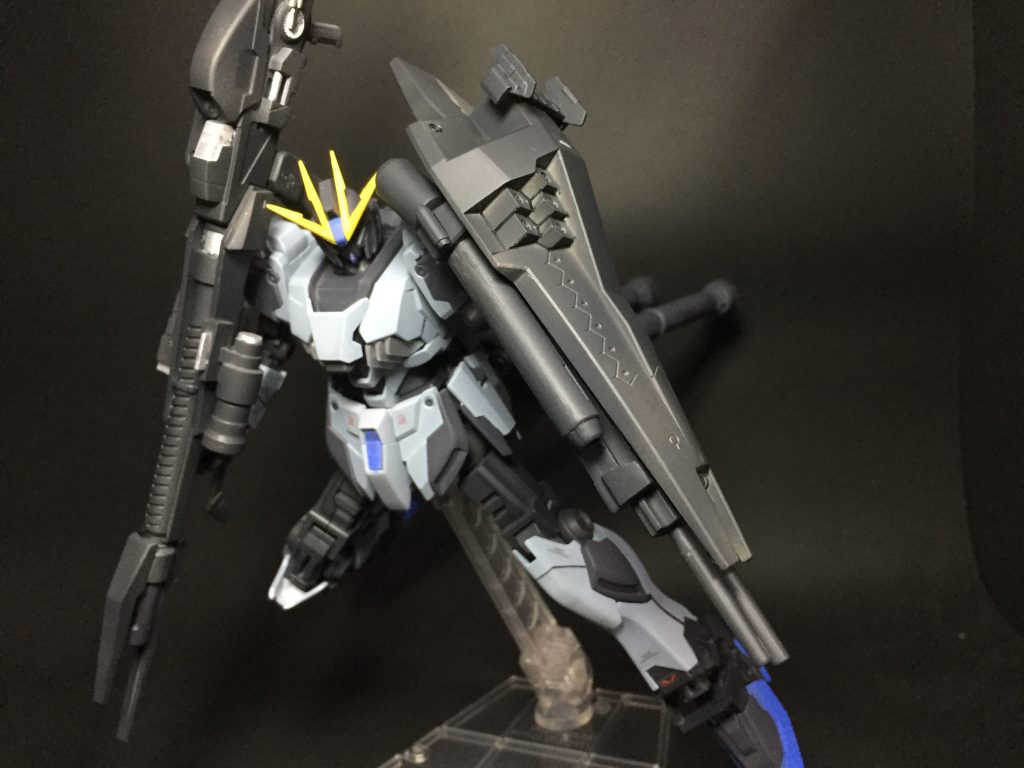 右肩に担ぐビーム・スマートガン
左腕にはシールドとその裏の2連ビームライフルを持たせています。