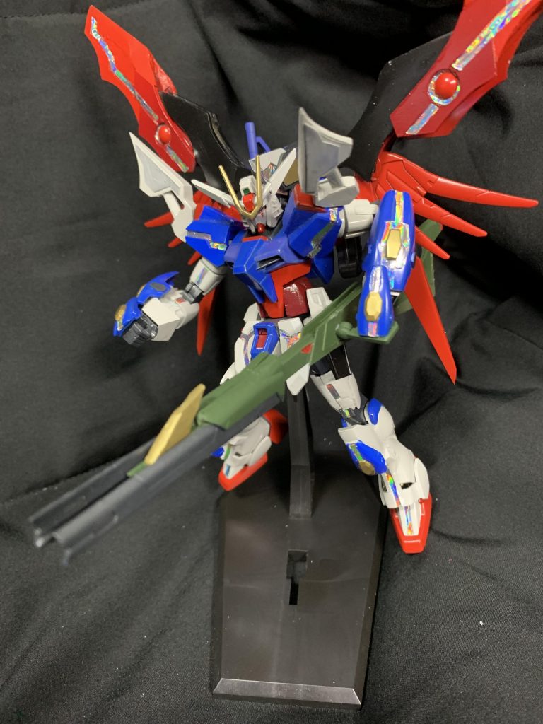 M2000GX-RB 高エネルギー長距離ビーム砲「フェイルノート」
本武装もまた、全体の補強に加え先端に追加バレルを装着
これによりビーム粒子の更なる圧縮によって貫通力の向上、砲身全体の強化による放出可能な出力の向上に繋がった