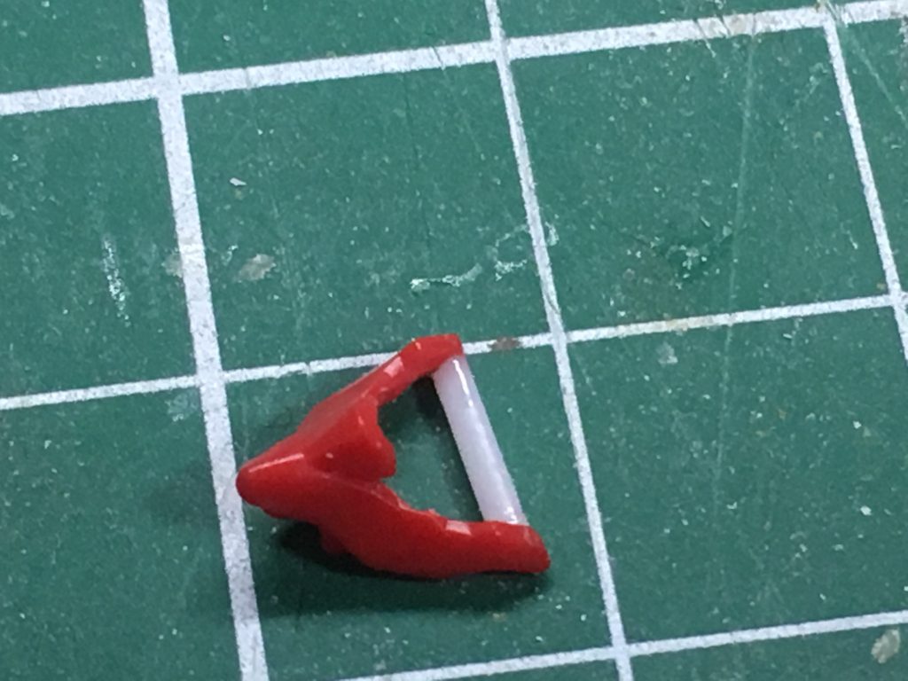 その2。ルプスの顎に0.1ミリプラ棒を接着