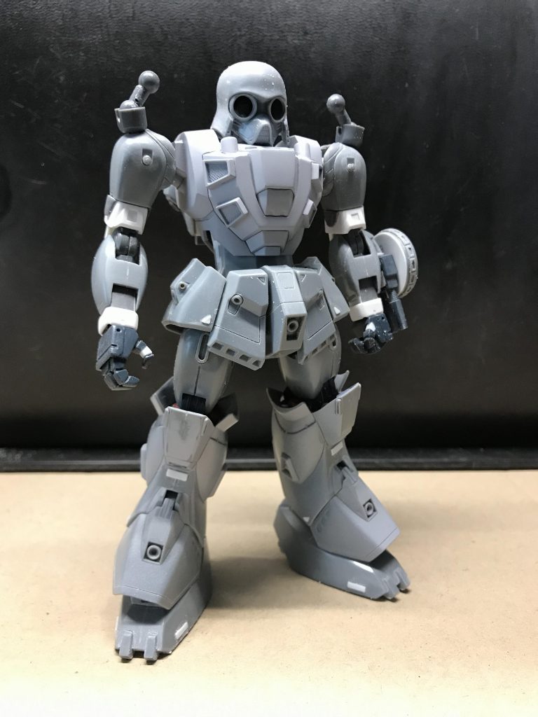 膝を90度以上曲げたくて、HGダブルオーの肘関節を移植しています。ショットランサーをしっかり構えられるようになりました。腹部も延長してボールジョイント接続にしてあります。