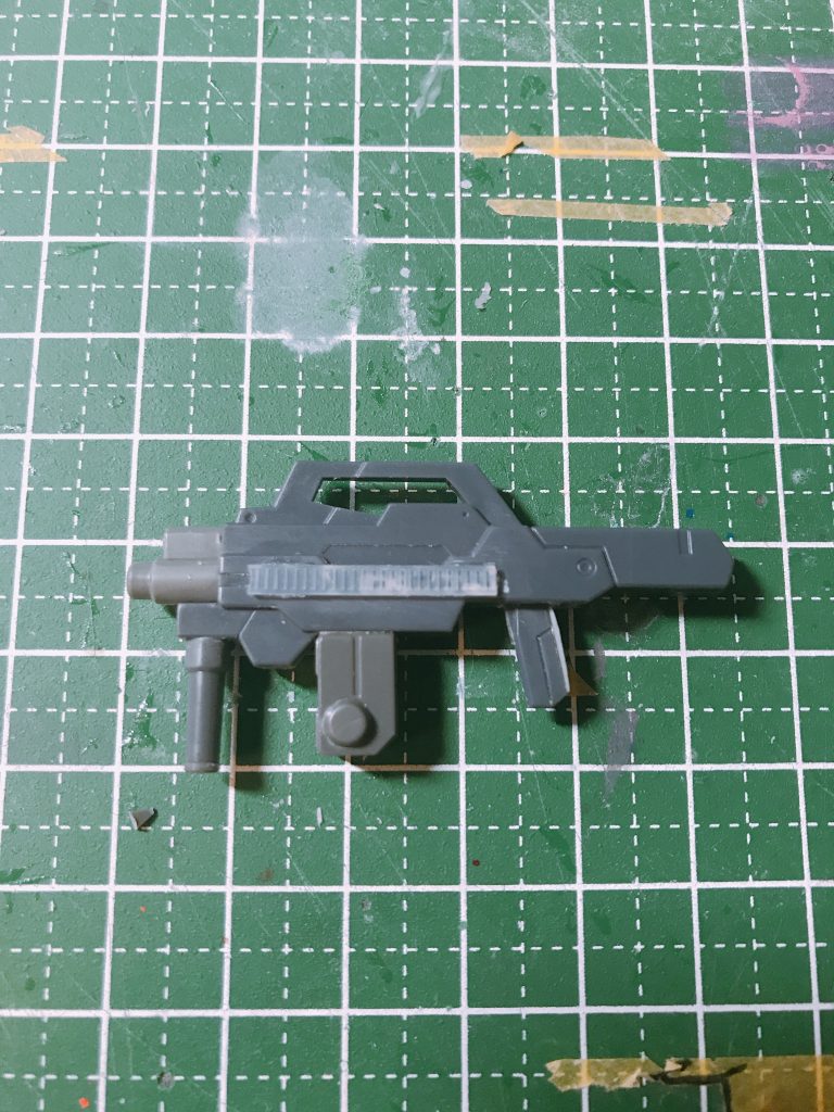 サブマシンガンの塗装前です。銃口はEZ-SR、マガジンはエクシアの腕関節、フォアグリップはなにかの銃口を使用し、ディテールアップパーツを追加してます。
サイドレールは結束バンドを使ってます。