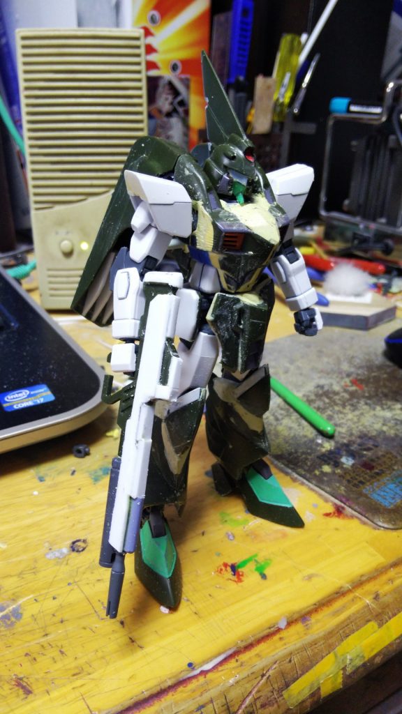 ライフルはゲイツのものをプラ板で厚みを持たせています。