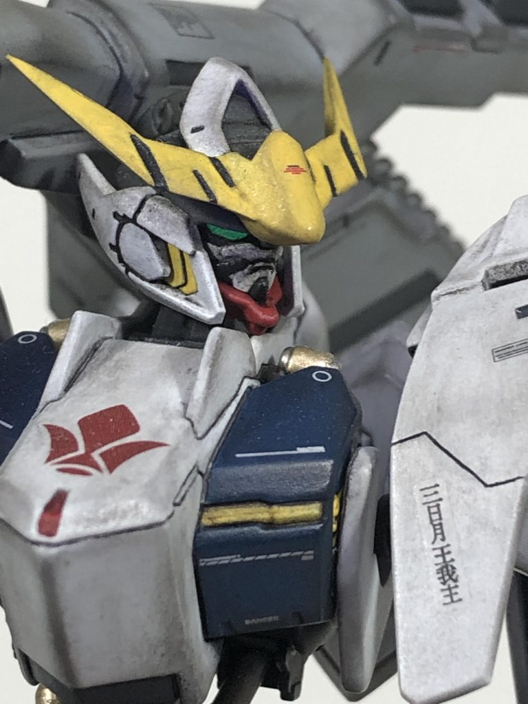 目は蛍光塗料で塗りました。
そして、ブラックライトで光ました！