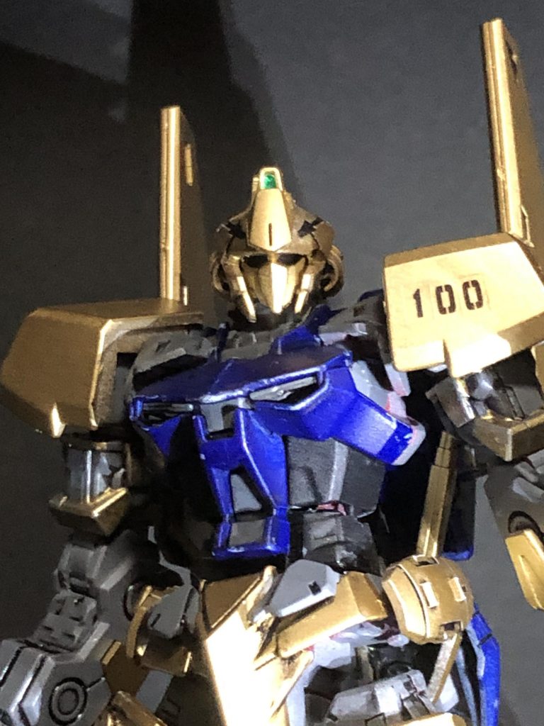 フロント。アストレイの頭に百式の顔面が綺麗にハマりました。アストレイの配色を百式に変更しました。百式として見ると金色面積が少ないです!