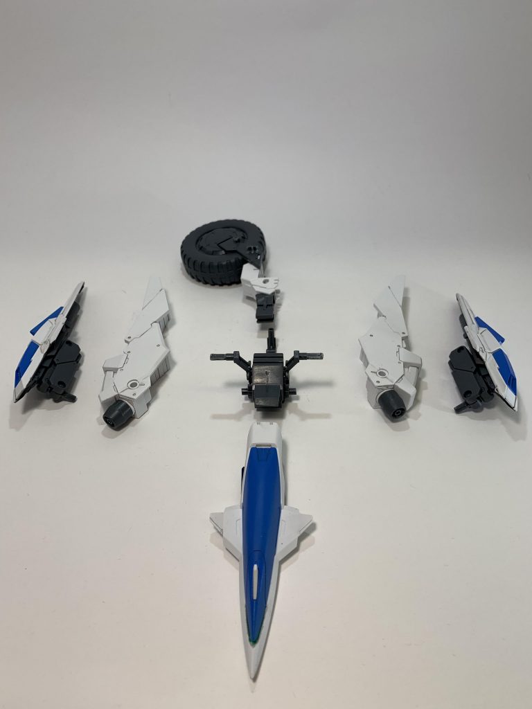 いよいよ合体。タイヤ部分が邪魔だったので思い切って切り離しできるようにしました。余剰です笑