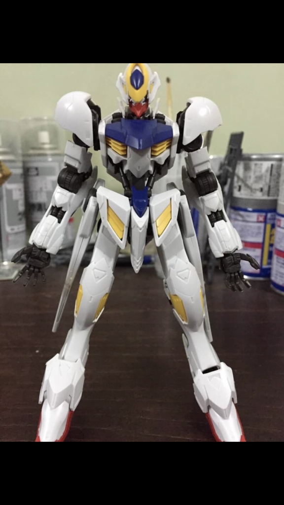 塗装前の写真です。
使用した塗料はフレームはシルバー、他は全てネイビーブルーです。目の部分は赤で筆塗りしました。武装はガンメタリックを使用しました。
ルプスの装甲をニッパーで切って削っただけですが、印象はかなり変わったと思います。