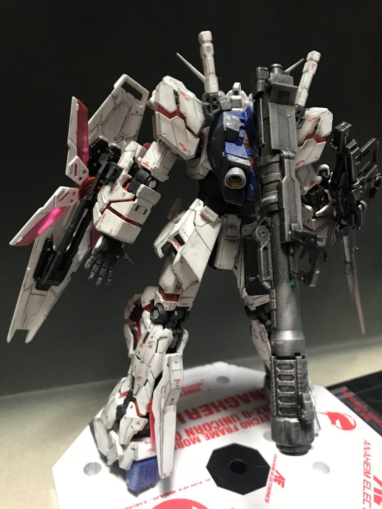 後ろ姿のプロポーションもいいですよねぇ…
黒いパーツにはシルバーのシャドウを添えて…