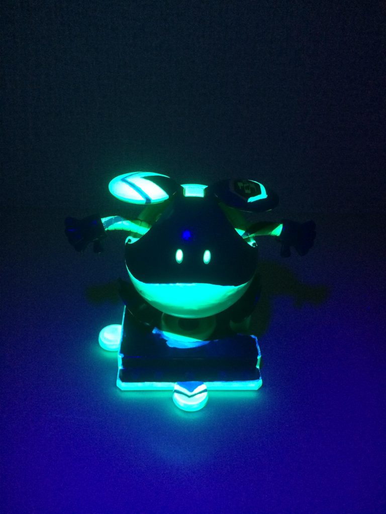 ブラックライトを当てたところです。もう少し大きいライトを買えば良かったかな?