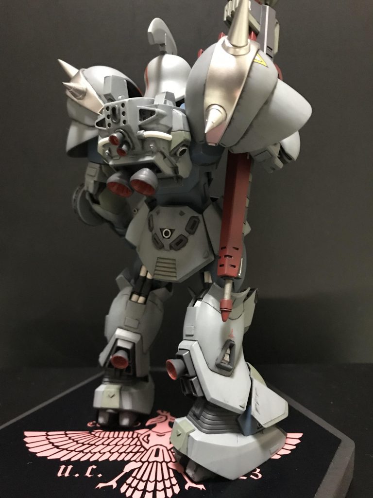 太ももが長く見えるように股関節の軸の位置を下げ、各部のパイプは携帯の充電ケーブルを使用しています。