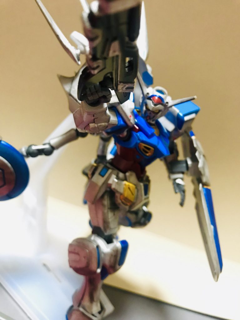 一部シールですが、基本的には塗装済
パケ絵の機体色がシルバーなのを見て白は全てシルバーに塗装しました
クリアパーツはシルバーの上にクリアブルーを吹きかけております
あとはウェザリング、つや消しを施しております