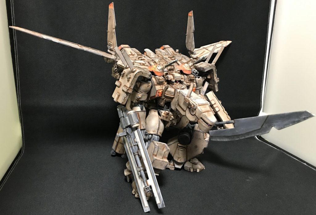 羽根を広げてティエレン高機動型のように飛翔状態にできます。羽根はMGジャスティスの羽根です。大き過ぎて撮影ブースからはみ出ちゃいました。