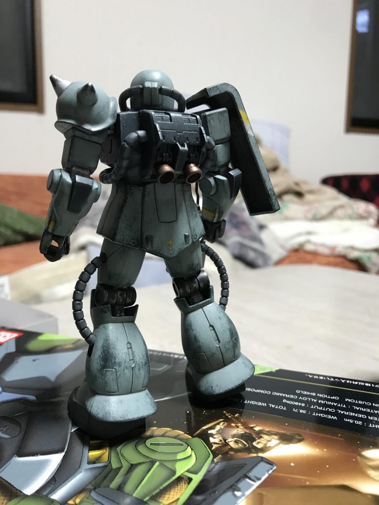 後ろ。初めてガンプラでドライブラシによるウェザリングをしてみました。加減が分からずやり過ぎていたり(主に肩シールド)、逆にもっと汚しても良さそうな箇所があったりとまだまだ分からないことだらけです。