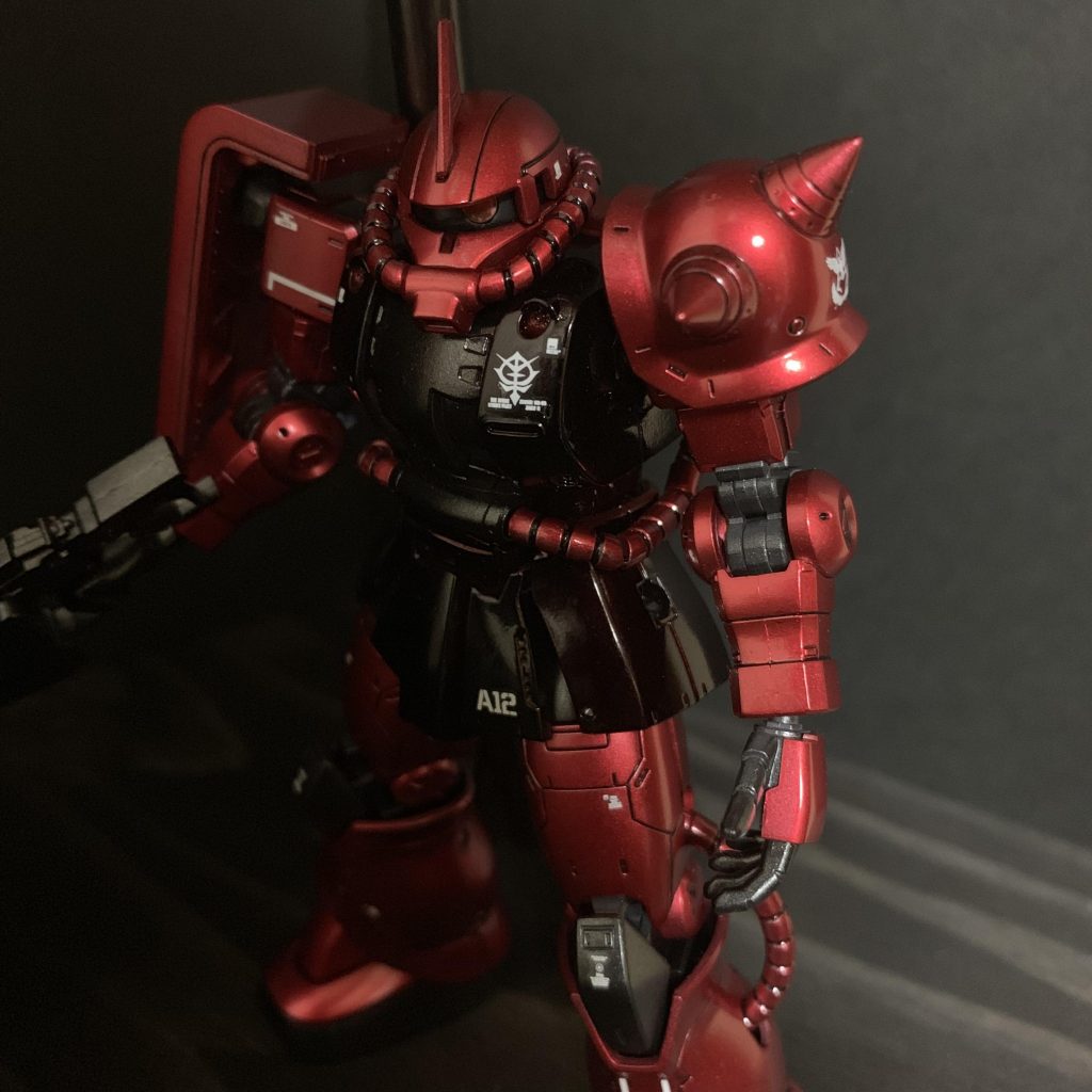 シャア専用ザクのカラーがちょっとピンクすぎると感じましたので、ジョニーライデンの手前くらいの赤で金属感を出す為にキャンディ塗装にしてみました。