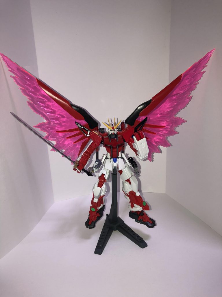 完成された本機はビーム砲による遠距離攻撃から光の翼によるミラージュコロイド散布と超加速を利用して一気に懐に飛び込み格闘戦に持ち込む戦法を取る

シールドは持たないが高速機動による回避と頭・胴体・肩・二の腕にはVPS装甲、膝関節以降は装備された電磁ナックルが籠手の役割を果たし、脚部には全体的に追加装甲が設けられている

武器はジャンク屋特製のガーベラストレートの複製品を二本装備し、腕部には電磁ナックル、両肩にフラッシュエッジⅡ、バックパックに高出力ビーム砲を二門装備している
このビーム砲は取り外してビームライフルとしても扱える

OSはコーディネイター仕様
動力源はハイパーデュートリオンエンジン
装甲はVPS装甲（部分）と発泡金属

パイロットはデスティニーを持ちだした脱走兵の元赤服
彼はついに運命の出会いにより、交差点から更にその先へと進む力［光の翼］を得たが
その先に何を見るのか…それはまだわからない…