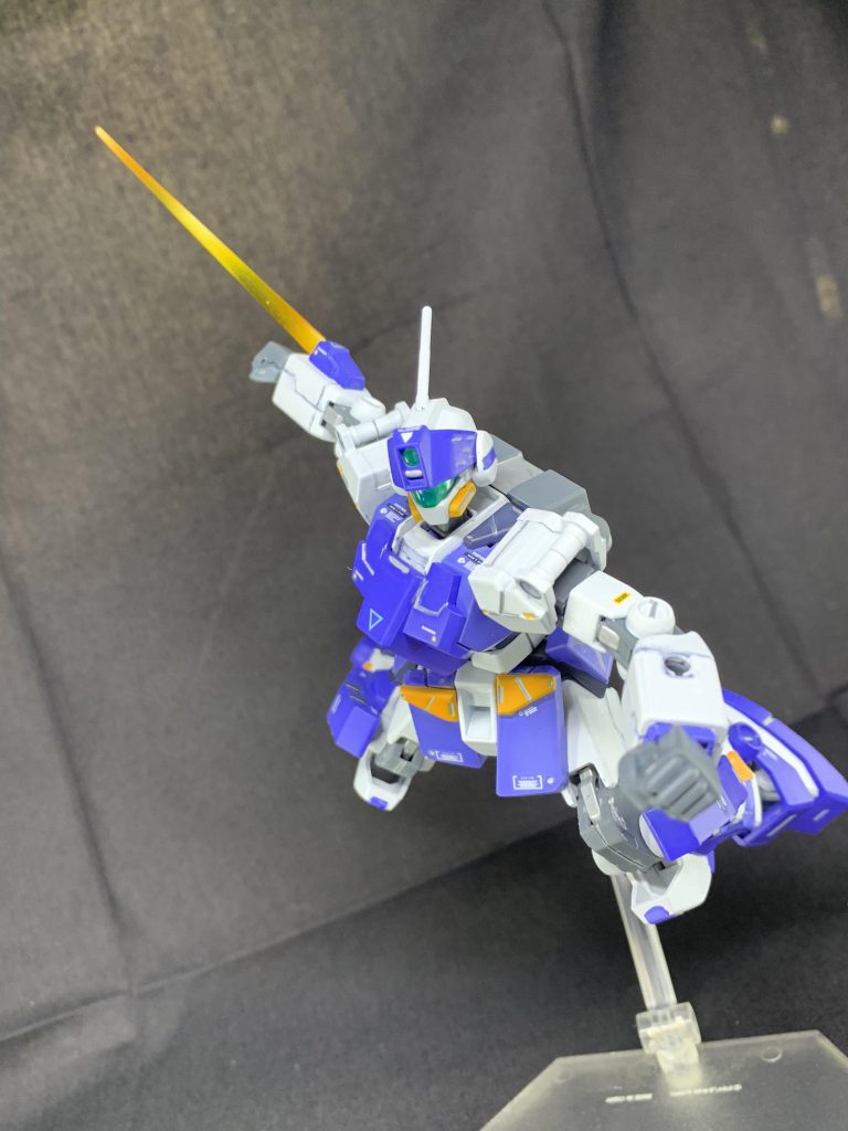 右腕にはボックスビームサーベルを装備。