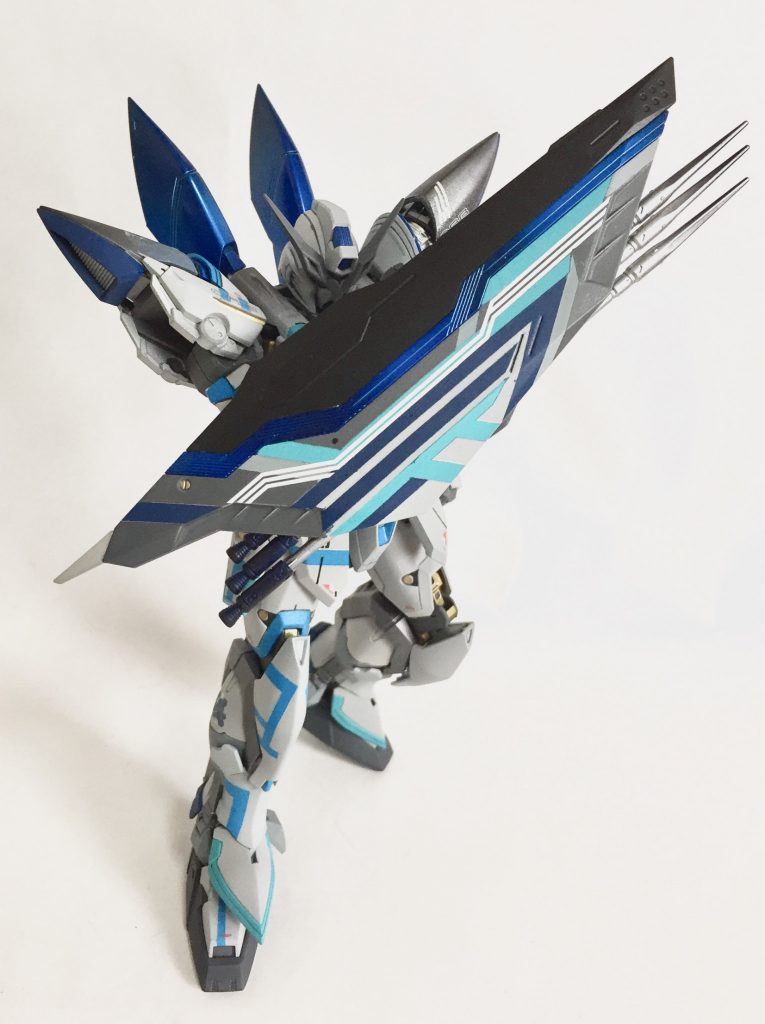 今回ブリッツはトリケロスの塗装にこだわりました。マスキングにマスキングを重ね……(多少ズレたりはみ出たりしてますが...)