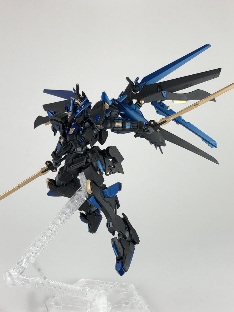 高機動モード。ノワールストライカーをフル展開し、元々付けていた機体がストライクフリーダムのため、展開したところからヴォワチュール・リュミエールを排出して速度強化を行っています。