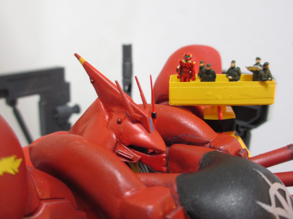 フェイスはサザビーと重騎士の兜のイメージをミックスして、マスクからアイライン、ヘルメットに至るまでパテで改修を行いました。

パイロットはジョニーライデンのように見えるように筆で塗装しています。メカニックは鉄道模型用のフィギュアを使用しています。

ここまで見てくださりありがとうございました～