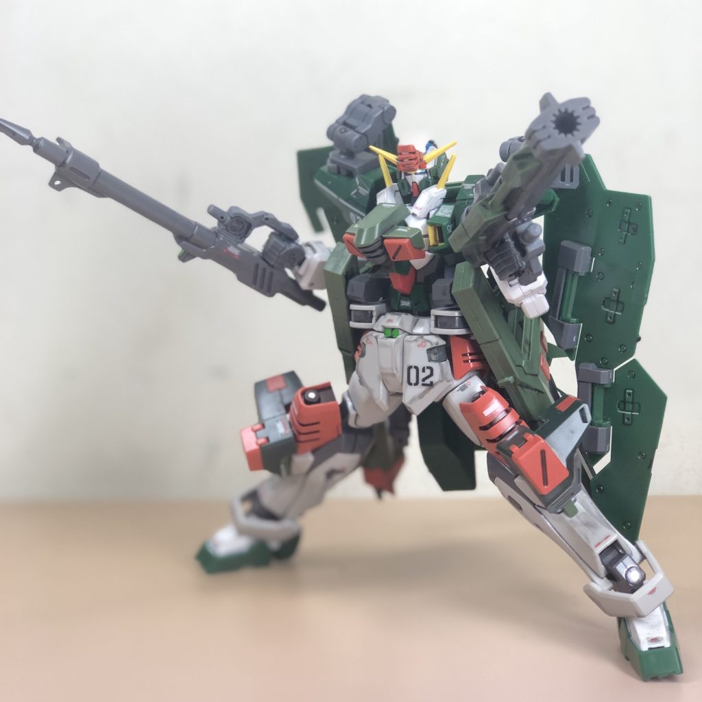 肩に搭載されたキャノン砲は手持ちの武器として構えることができます