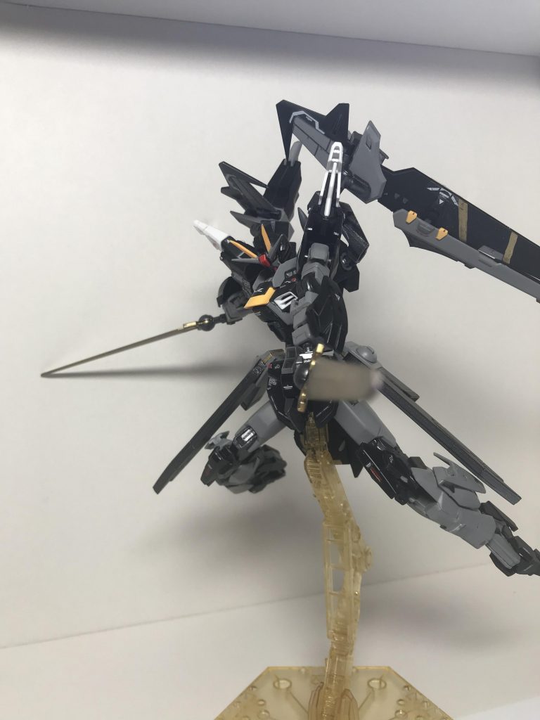 こちらはノワールの剣フラガラッハです!
切断能力を高めた剣でビームサーベルも切断できます!連結してゲルググのなぎなたみたいなこともできます!あとビームガンも内蔵してます!