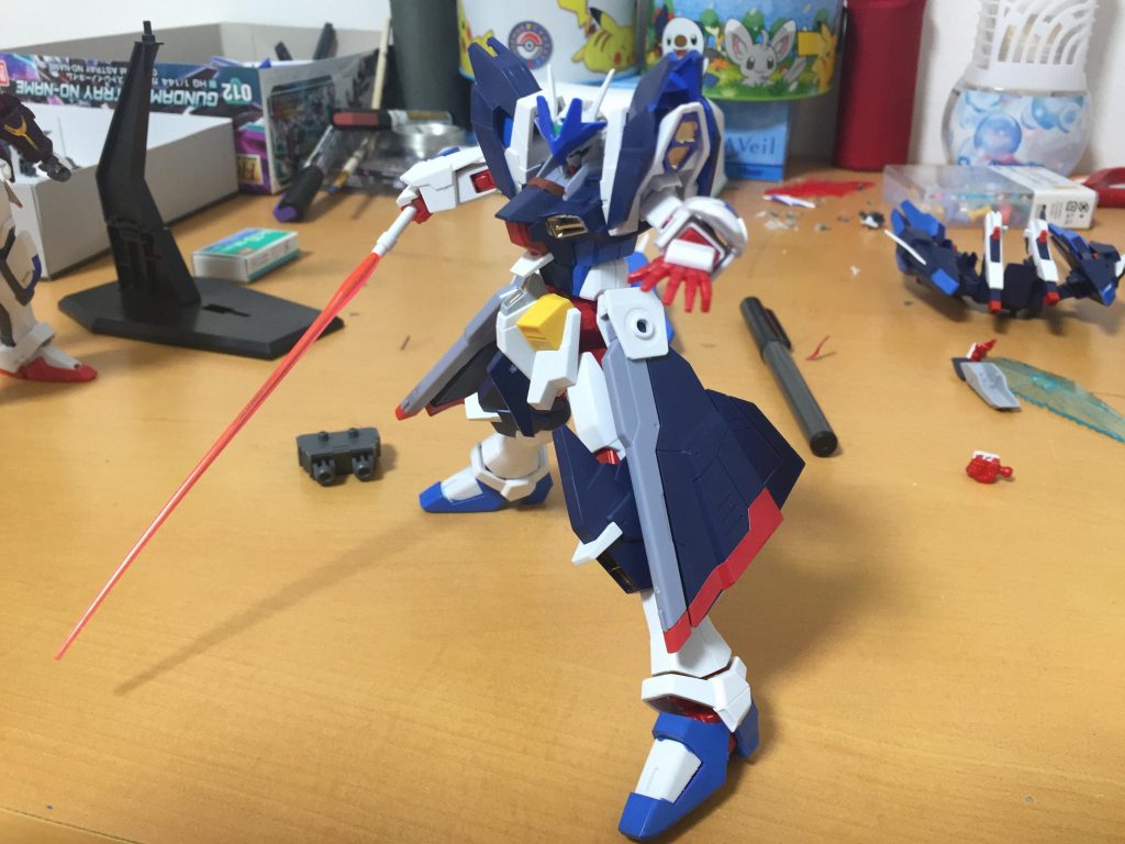 コンセプトは「人体に近く、万能なガンプラ」
この状態の武装もシンプルで
ビームサーベルx2、ビームバルカン、ロングライフル、レールガンとなっている