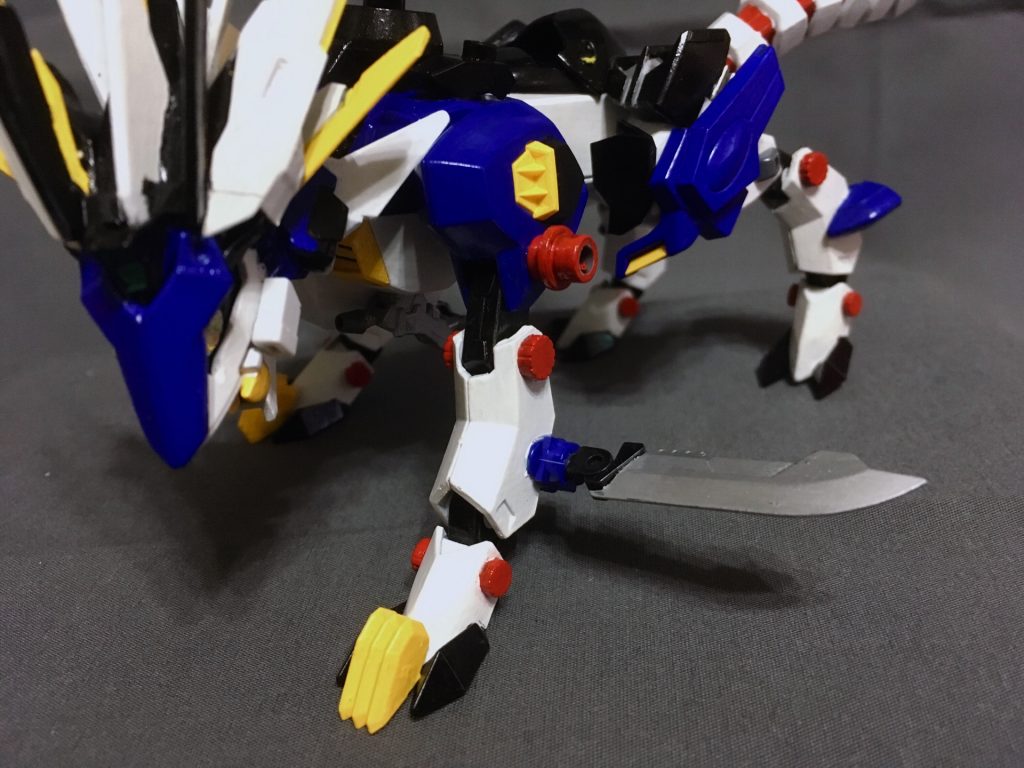 さらに前脚にはムラサメライガーの進化系「ハヤテライガー」のようにナイフを装備！