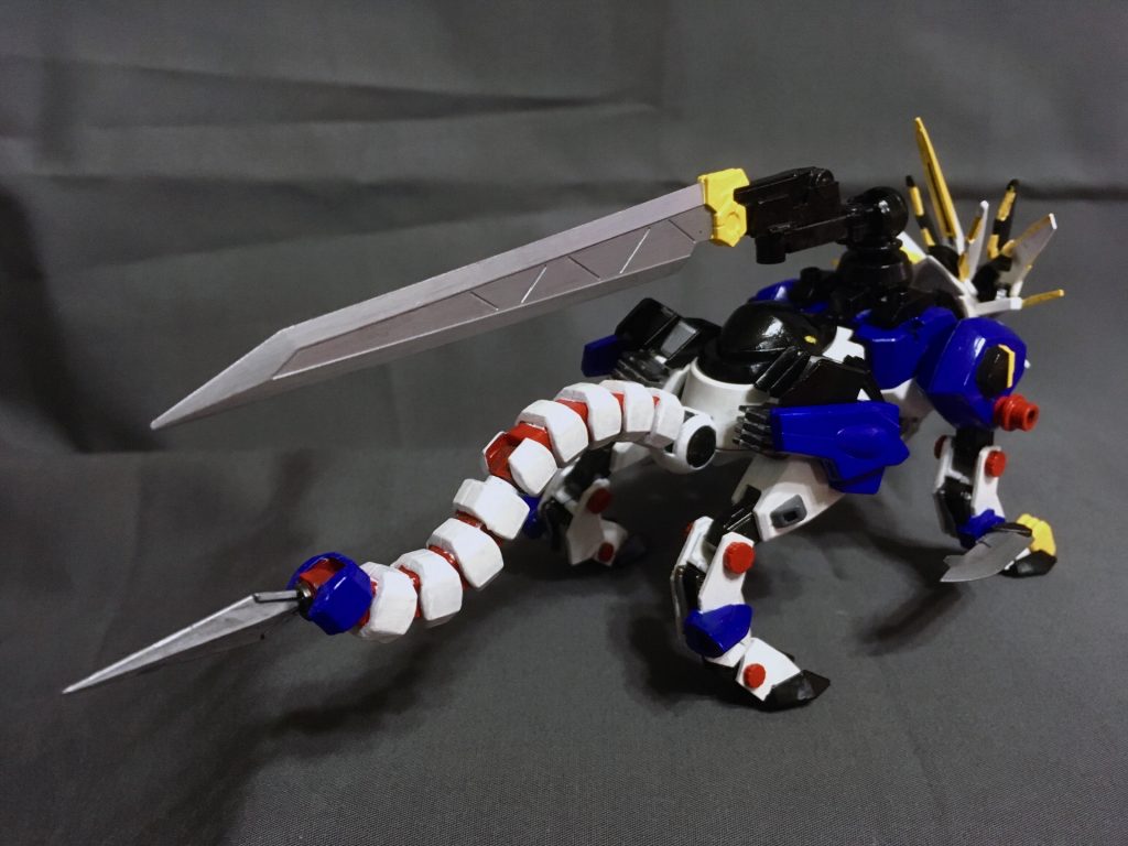 後ろから。尻尾はゾイドよりも力強くナタクのパーツを連結して使用。尻尾の先はシンプルに刃をつけました。