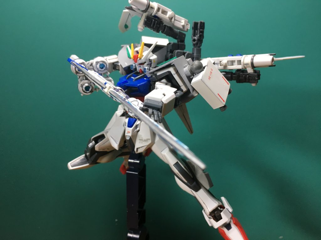 　2号機はバックジョイントストライカーである。これはMSに登場して取材を行うジャーナリストの乗機のデッドコピー品である。また、ジャンク屋ギルドが販売するカレトヴルッフを追加され、武装として利用するためにリミッターが外されている。この規格に合わせた追加装備3種も追加され、兵器として運用されてしまっている。