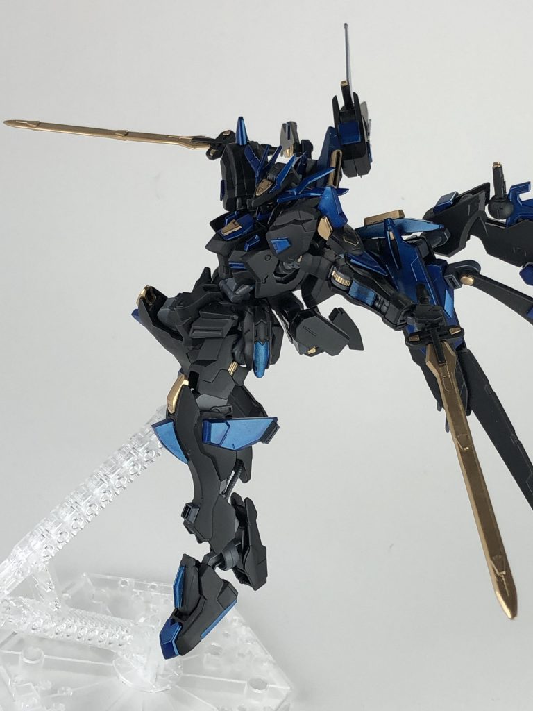 バエルソード改・「カエルラ・カエルム」。バエティスの主武装です。元のバエルソードを延長し、刀身にビーム媒介器を追加することでビームソードとしても扱えます。
カエルラ・カエルムはラテン語で「蒼天」の意味です。あとカエルラ・カエルムが何となくアグニカ・カイエルに響きが似ているのもあります。