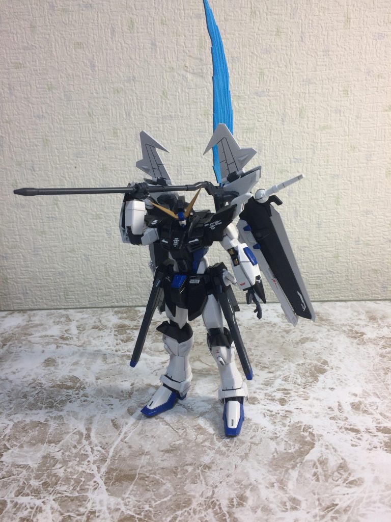 色(黒以外ほぼグレーのサーフェンサーを吹いています。)
黒:セミグロスブラック
白:ベースホワイト
グレー:ガンシップグレー
青:下地バイオレットブルー
その上にインディブルー
ゴールド1(アンテナなど):ゴールドの上にクリアオレンジ
ゴールド2(関節):ゴールド
ビームシールド:マイカブルー
ビーム刃:下地ベースホワイト
その上にクリアブルー
銀:シルバー