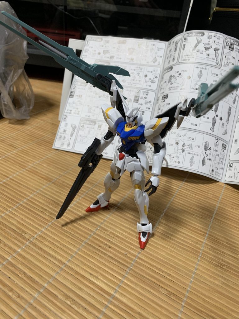 クロノス化を決めてとりあえず羽の代わりにOOスカイのランサーミサイルを付けてみた初期状態
ガフラン系統の尻尾を使っても良かったのですが取り付けに悩んでボツに
バクトやゼイドラを使って手足を盛るのも考えたのですが、レギルス感大切にしたかったのでそっちもボツに