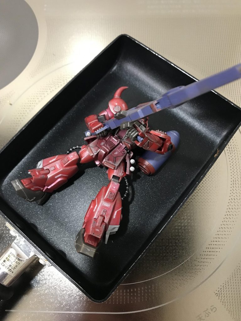 完成したザクをフライパンでじっくり焼き背面をペチャンコにしました。
ここで熱をかけすぎた。