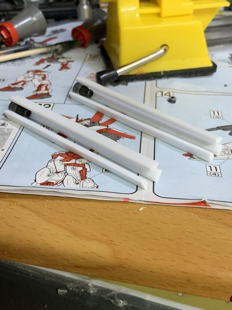 レール版はプラ板を張り合わせたものを整形。途中で麻雀の点棒作ってんのかという錯覚に...