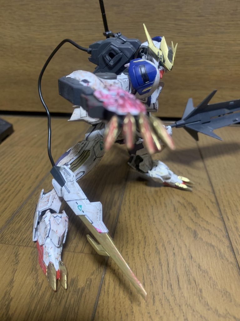 右手にはオイル汚れというつもりで赤と茶色で汚したら悪魔に（笑）