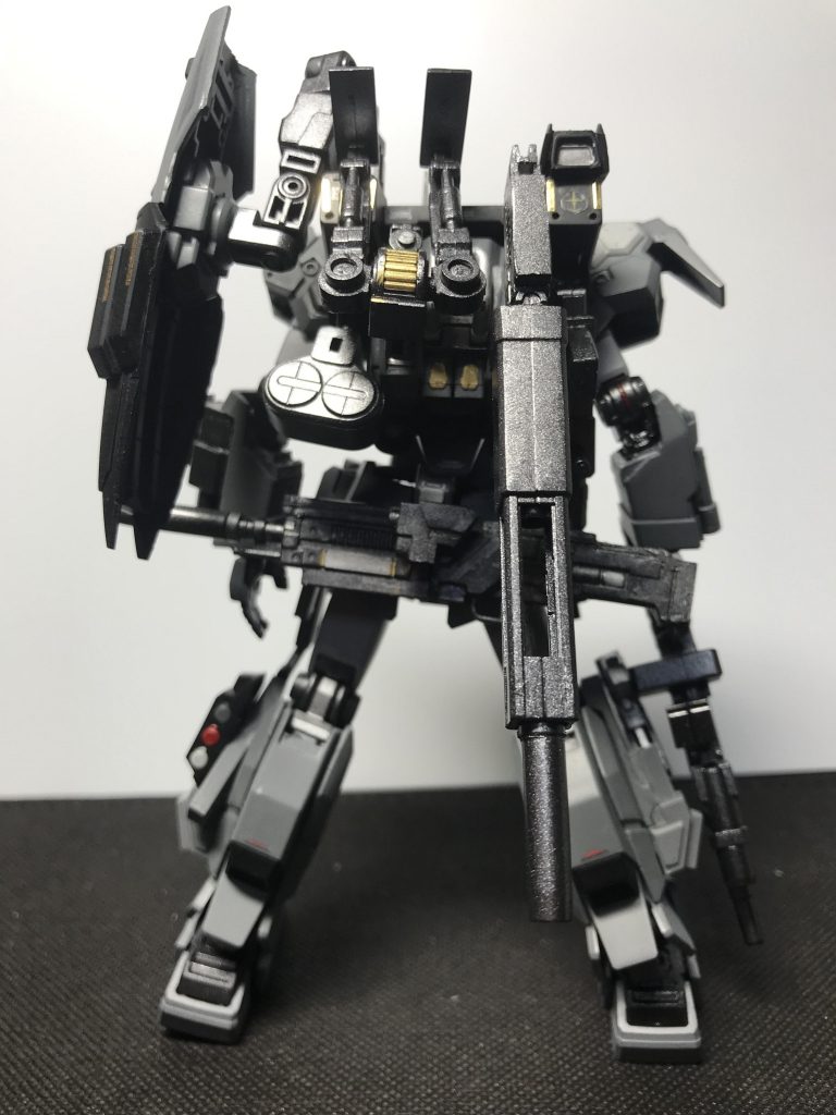 後ろからです!全ての武装を背負えるようにしてあります!
ごちゃごちゃしてますが...