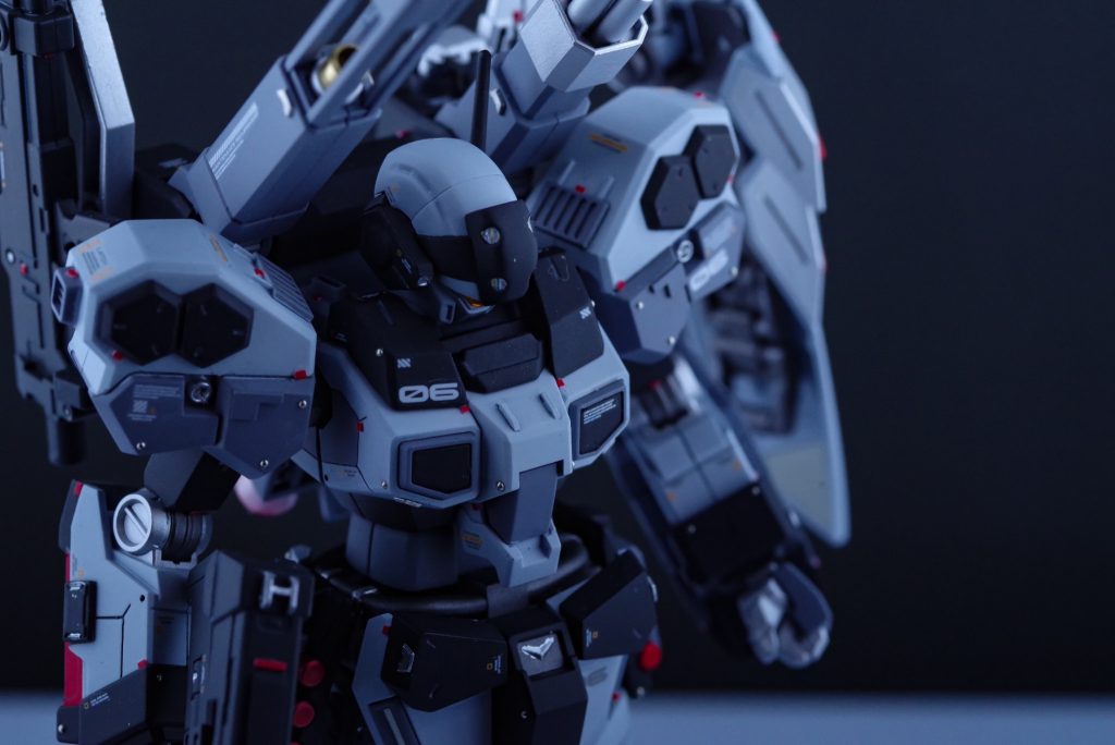 カラーリングは白ベースに黒とグレーをバランスよく配置し、メタリックレッドを差し色に使用しています
関節などはライトメタルとガンメタでメリハリをつけ、躍動感を持たせました