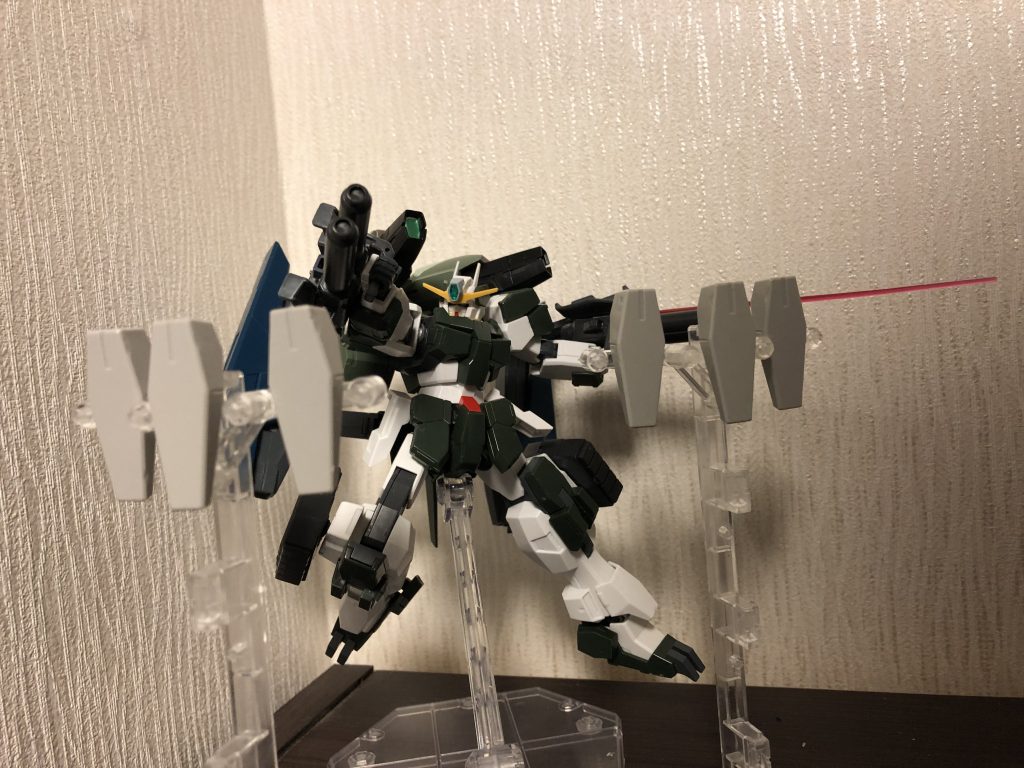 GNビームサーベル。腰にあるやつはGNビームガンを持ったままだと使えないのでそのまま本体に内蔵しました。イメージはAGE1フルグランサのシールドライフル