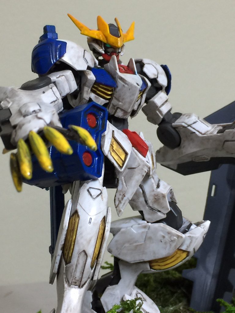 ウェザリングは
ウェザリングカラーの ブラウンと
ブラックを使用しました。
この バルバトスルプスレクスも
ウェザリングカラーで 汚すと
大変な事に なりました。