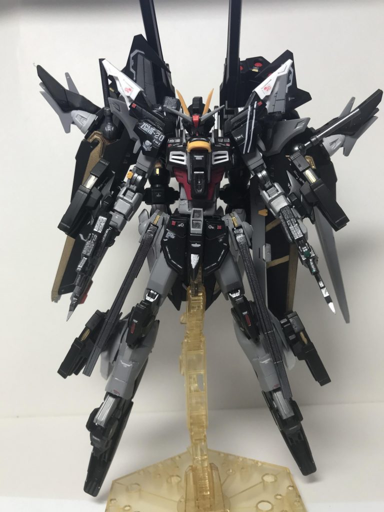 フル装備バージョンで!もう重た過ぎて動かしにくいですがこの形態はスラスターも増えているので劇中なら高速移動なんだろうなぁw