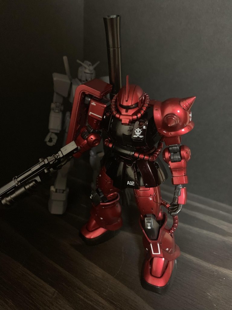 背後に現在作成中のガンダムを影のように置きました笑