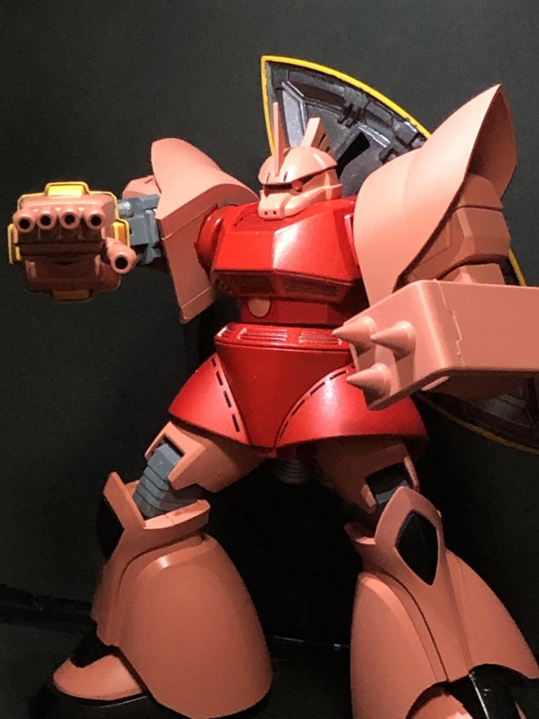 シャアの初代愛機であるザクⅡから、シールドとスパイクを拝借。