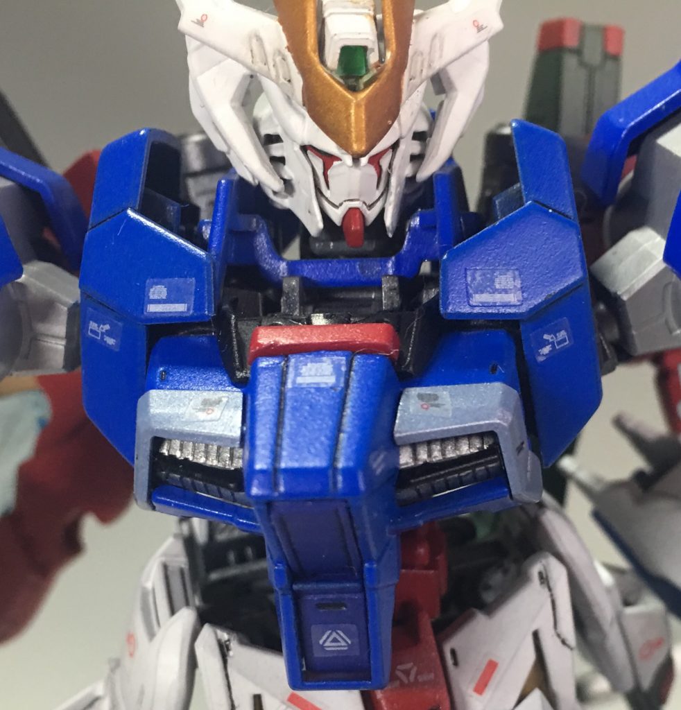 RGディスティニーの頭部にバルバトスルプスレクスの頭部側面のパーツとツノを貼り付けています