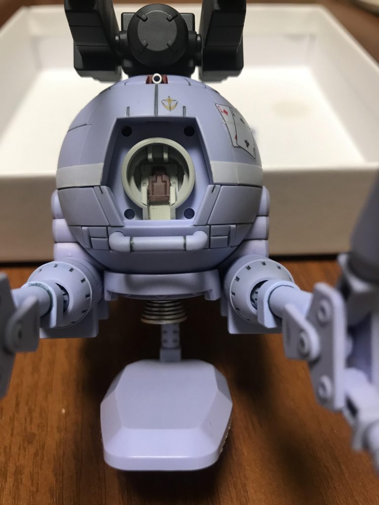 コックピットも少しだけ塗り分け。